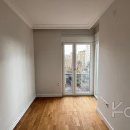 Laci̇vert Cadde Göztepede Bağdat Caddesi̇ne Yakın 2 Bloklu Yeni̇ Bi̇na 4+1 115m²