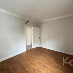 Laci̇vert Cadde Göztepede Bağdat Caddesi̇ne Yakın 2 Bloklu Yeni̇ Bi̇na 4+1 115m²