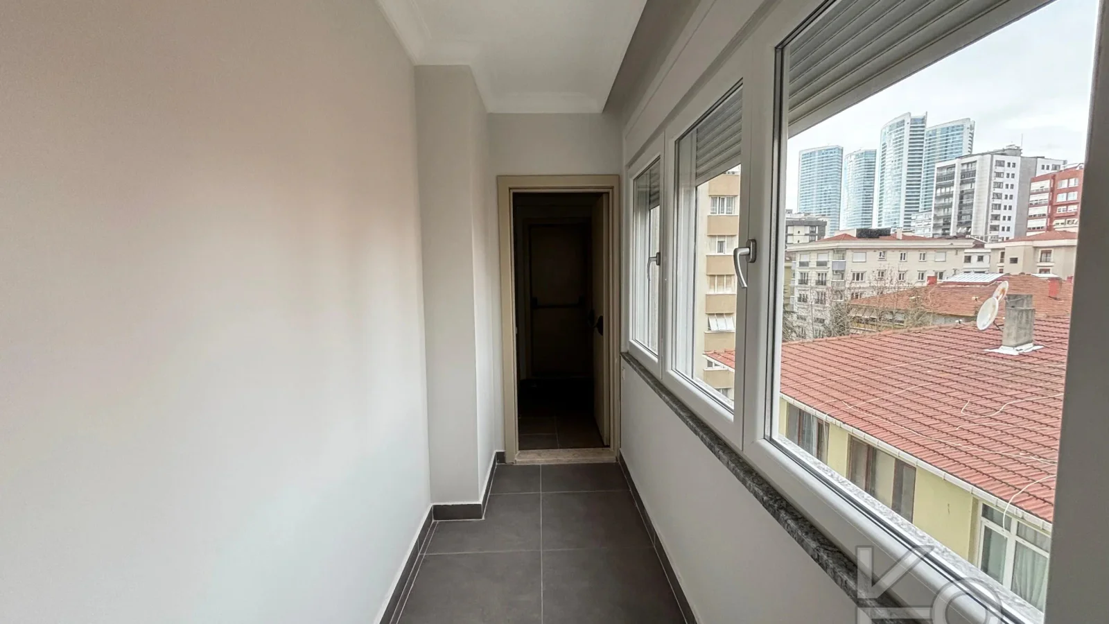 Laci̇vert Cadde Göztepede Bağdat Caddesi̇ne Yakın 2 Bloklu Yeni̇ Bi̇na 4+1 115m²