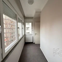 Laci̇vert Cadde Göztepede Bağdat Caddesi̇ne Yakın 2 Bloklu Yeni̇ Bi̇na 4+1 115m²