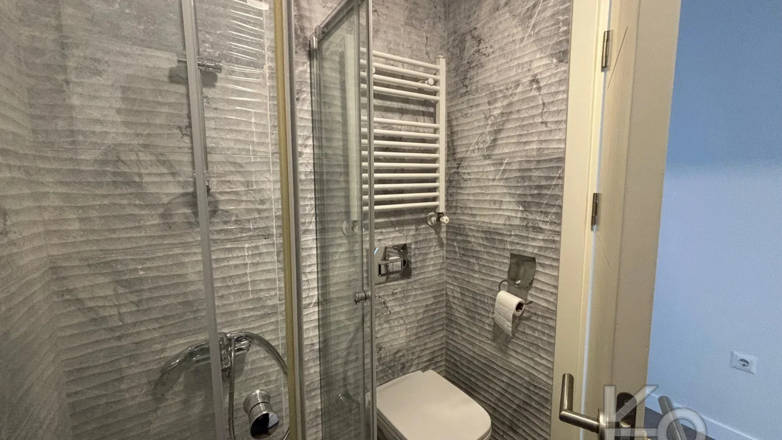 Laci̇vert Cadde Göztepede Bağdat Caddesi̇ne Yakın 2 Bloklu Yeni̇ Bi̇na 4+1 115m²
