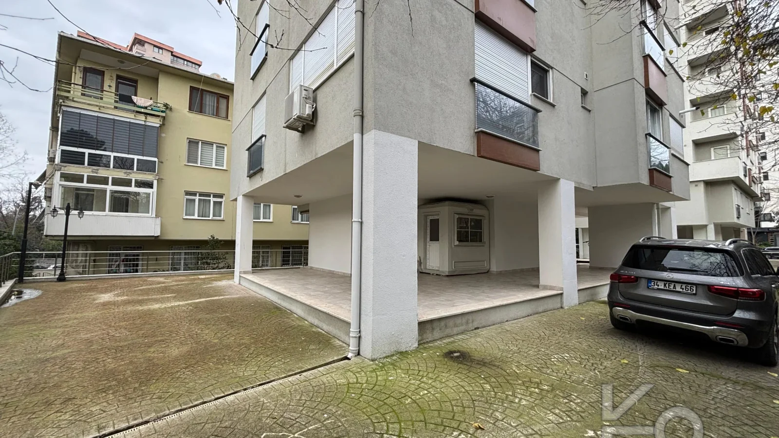 Laci̇vert Cadde Göztepede Bağdat Caddesi̇ne Yakın 2 Bloklu Yeni̇ Bi̇na 4+1 115m²