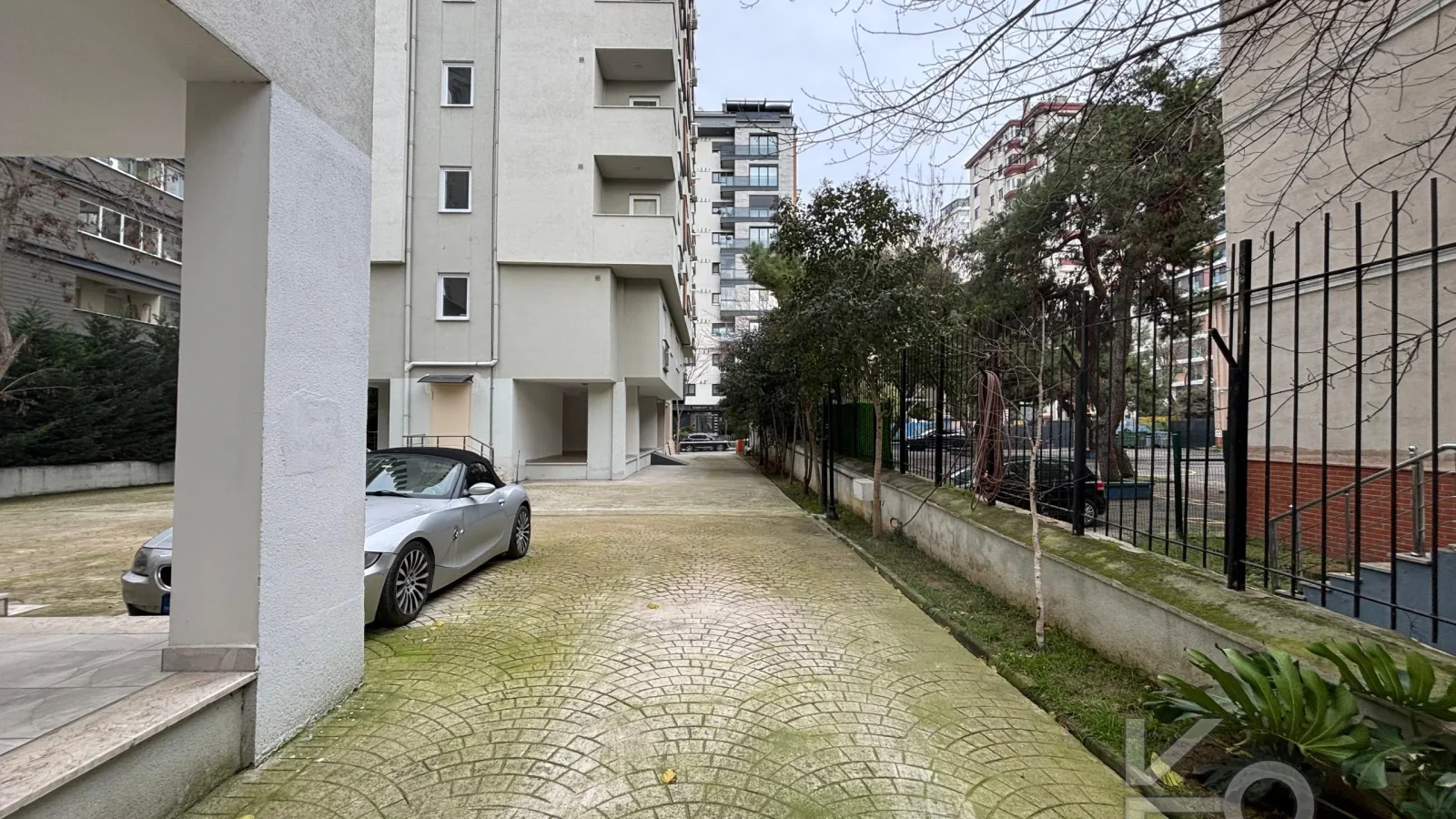 Laci̇vert Cadde Göztepede Bağdat Caddesi̇ne Yakın 2 Bloklu Yeni̇ Bi̇na 4+1 115m²