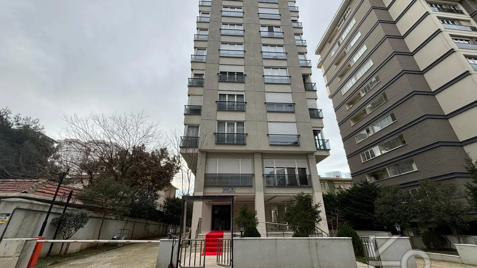 Laci̇vert Cadde Göztepede Bağdat Caddesi̇ne Yakın 2 Bloklu Yeni̇ Bi̇na 4+1 115m²