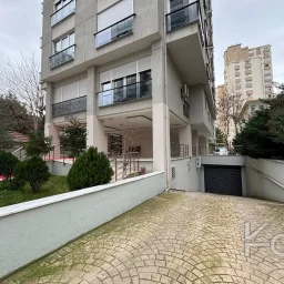 Laci̇vert Cadde Göztepede Bağdat Caddesi̇ne Yakın 2 Bloklu Yeni̇ Bi̇na 4+1 115m²