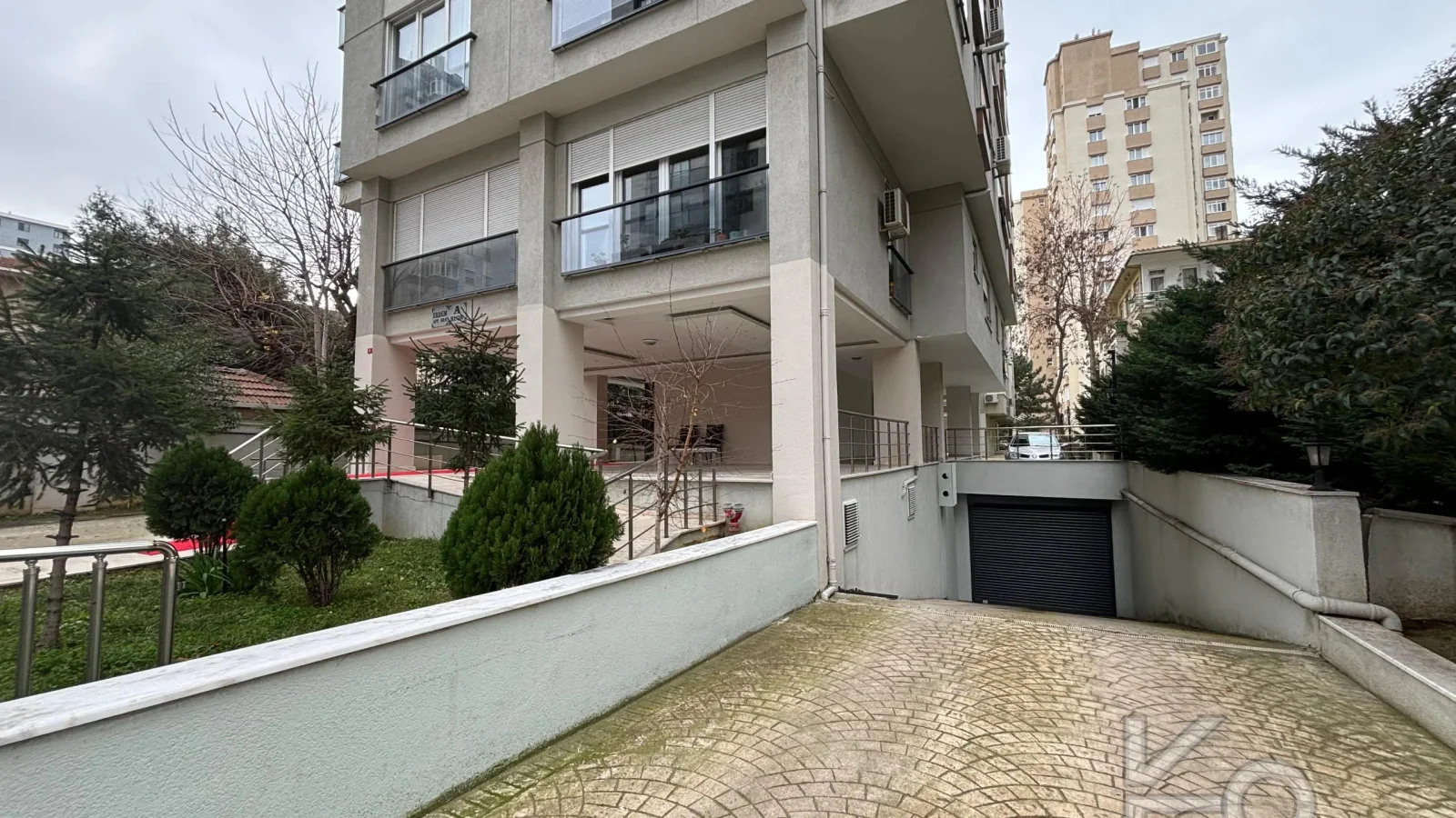 Laci̇vert Cadde Göztepede Bağdat Caddesi̇ne Yakın 2 Bloklu Yeni̇ Bi̇na 4+1 115m²