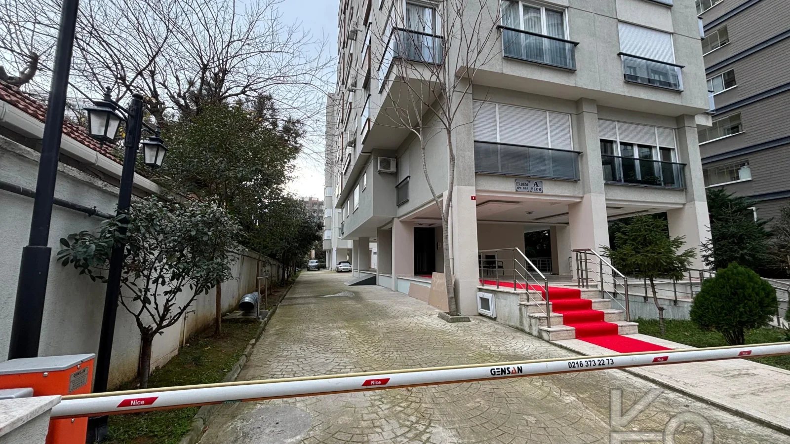 Laci̇vert Cadde Göztepede Bağdat Caddesi̇ne Yakın 2 Bloklu Yeni̇ Bi̇na 4+1 115m²