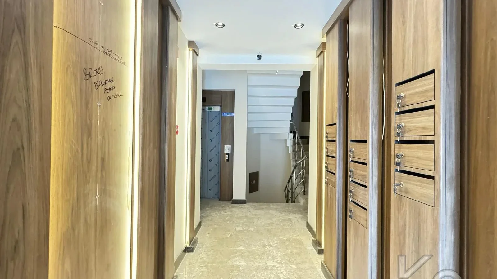 Academy Çi̇ftehavuzlar Sahi̇lde Presti̇jli̇ Yeni̇ Bi̇nada 90m2 2+1 