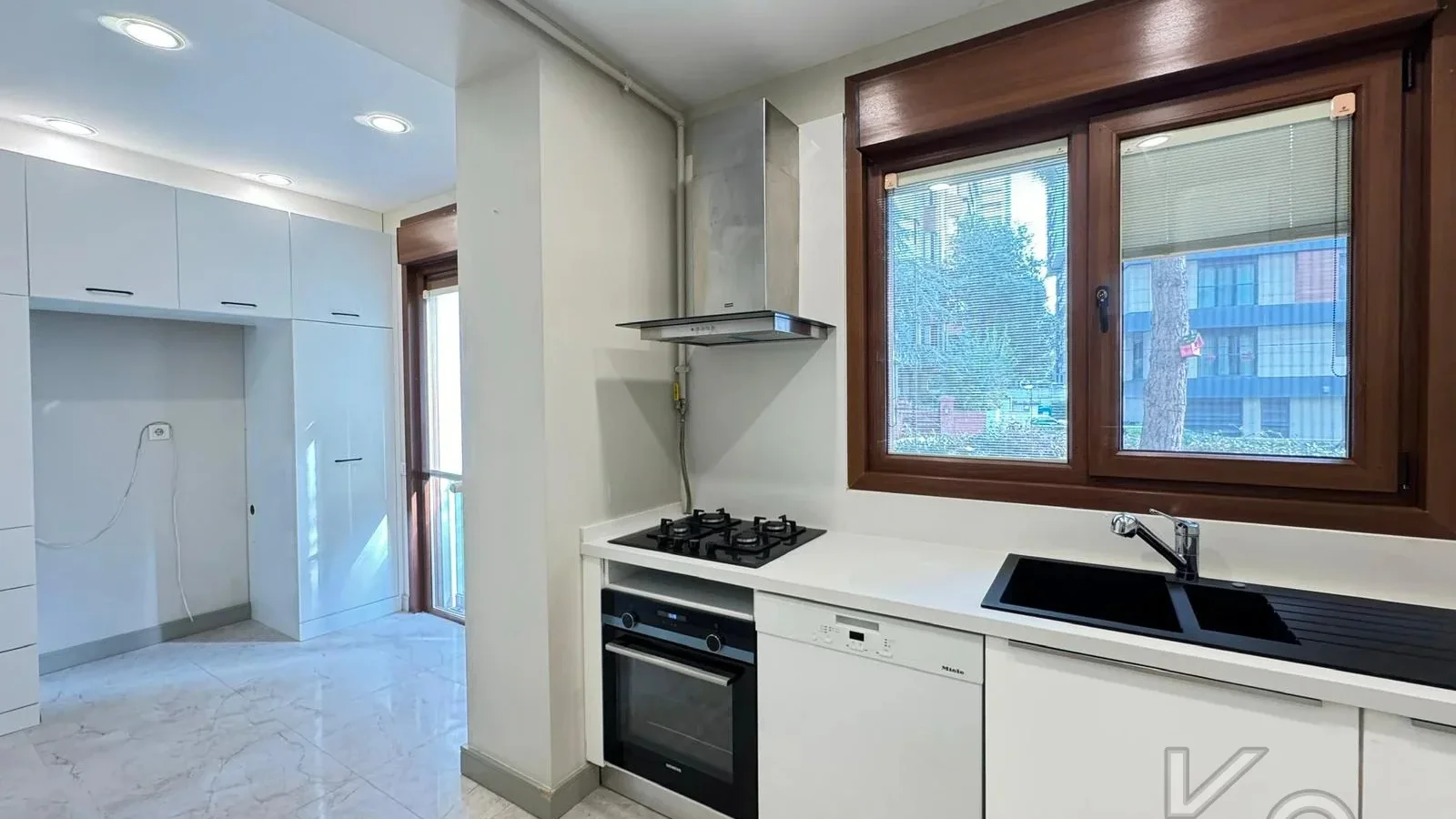 Academy Çi̇ftehavuzlar Sahi̇lde Presti̇jli̇ Yeni̇ Bi̇nada 90m2 2+1 