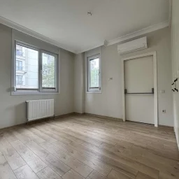 Sağlam'dan Merdivenköy'de Minibüse Yakın 3+1 Geniş Satılık Daire