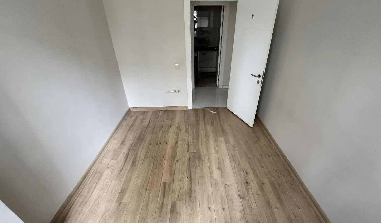 Sağlam'dan Merdivenköy'de Minibüse Yakın 3+1 Geniş Satılık Daire