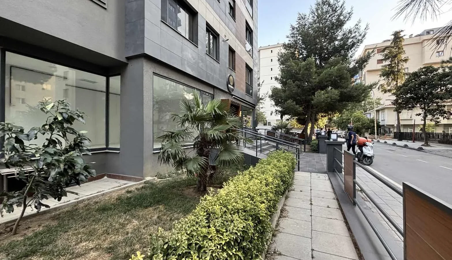 Sağlam'dan Merdivenköy'de Minibüse Yakın 3+1 Geniş Satılık Daire