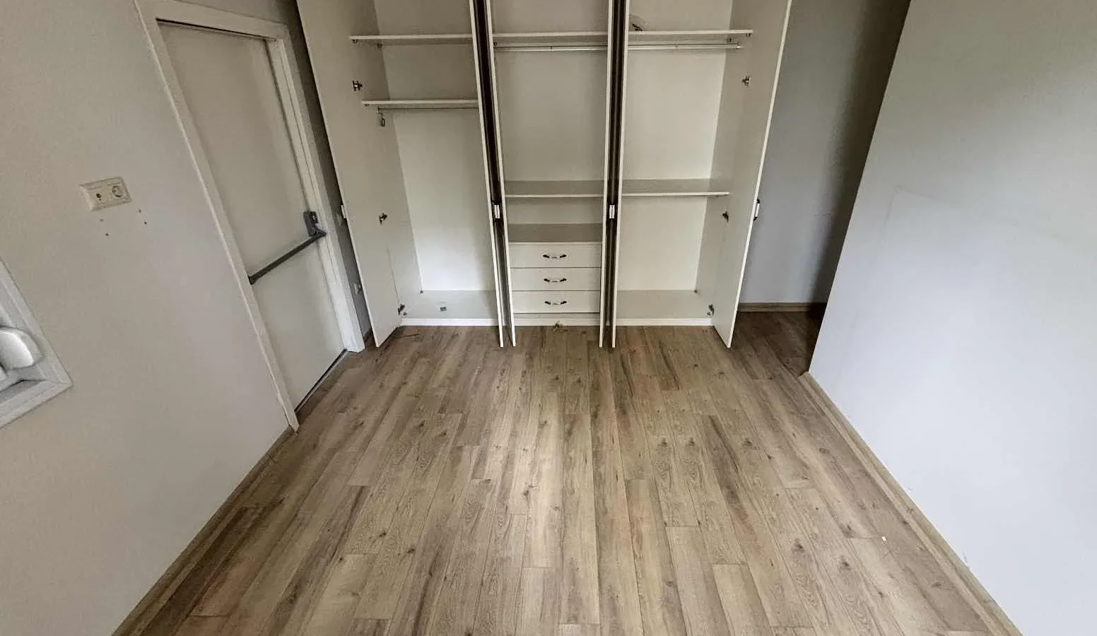 Sağlam'dan Merdivenköy'de Minibüse Yakın 3+1 Geniş Satılık Daire