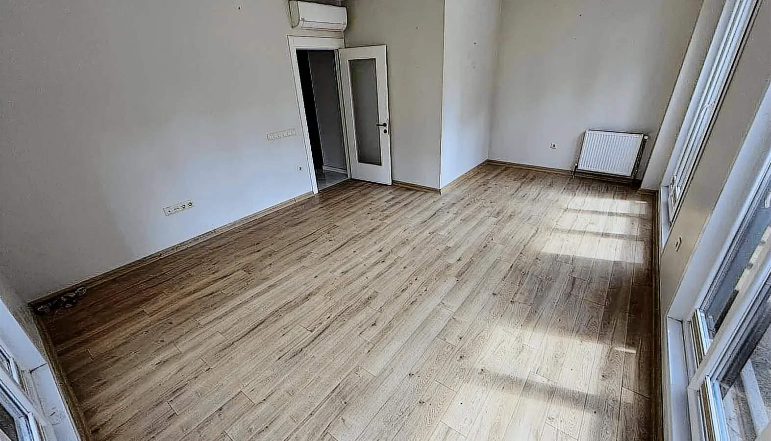 Sağlam'dan Merdivenköy'de Minibüse Yakın 3+1 Geniş Satılık Daire