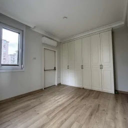 Sağlam'dan Merdivenköy'de Minibüse Yakın 3+1 Geniş Satılık Daire