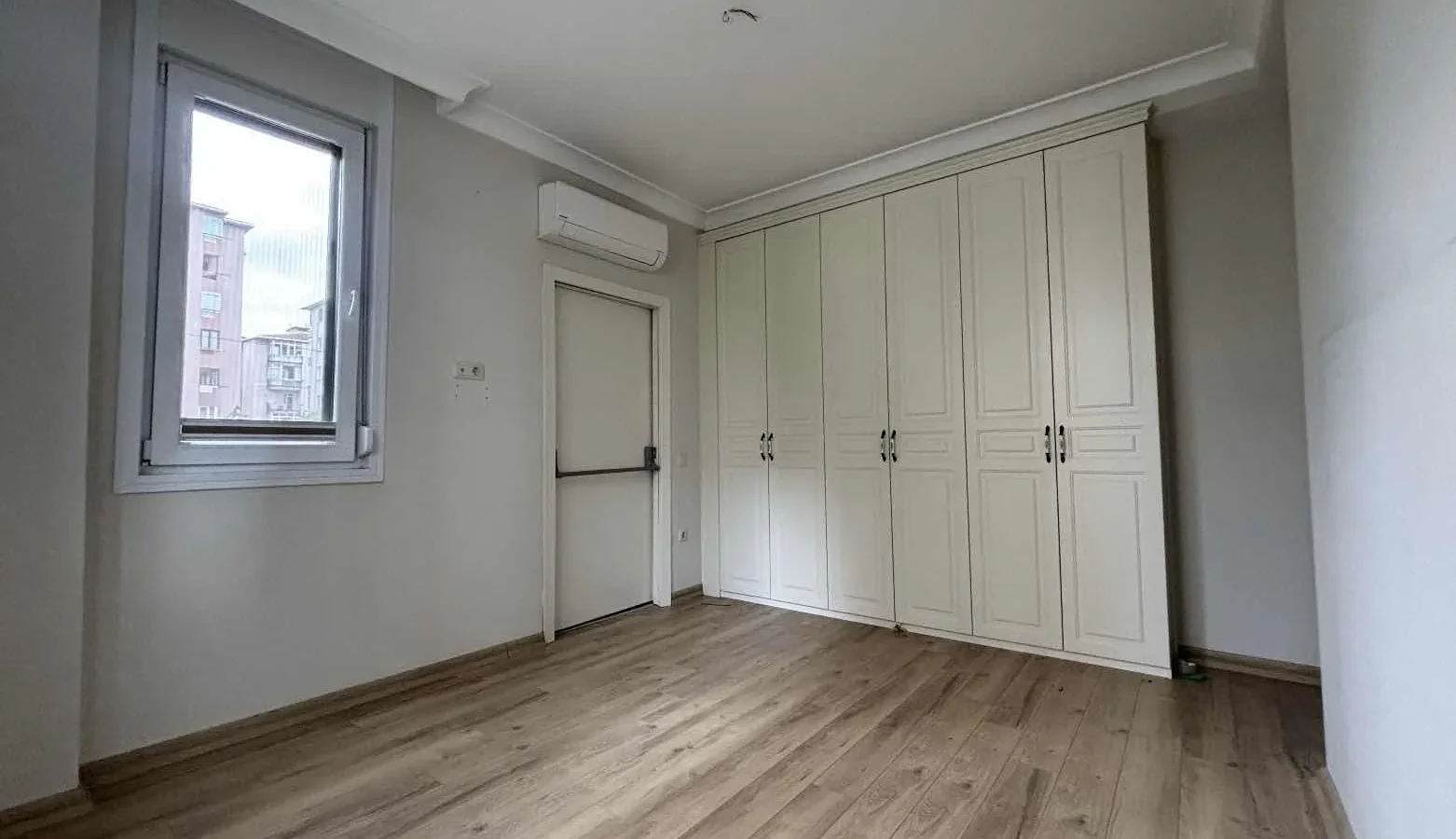 Sağlam'dan Merdivenköy'de Minibüse Yakın 3+1 Geniş Satılık Daire