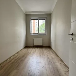 Sağlam'dan Merdivenköy'de Minibüse Yakın 3+1 Geniş Satılık Daire