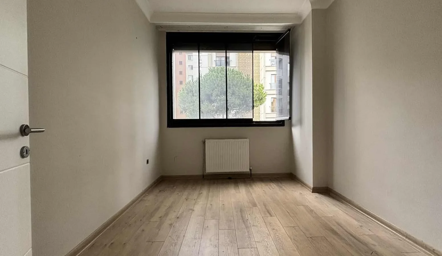 Sağlam'dan Merdivenköy'de Minibüse Yakın 3+1 Geniş Satılık Daire