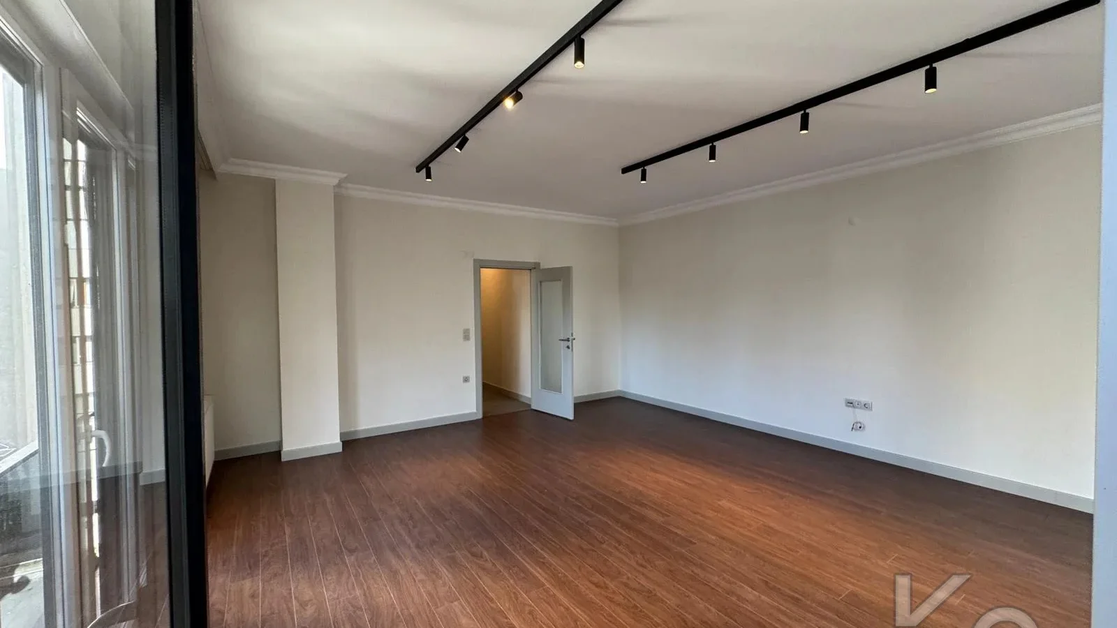 Laci̇vertcadde Göztepe Bahari̇yeli̇ Sokak Ebeveynli̇ Çi̇ft Balkonlu 120m² Net 3+1