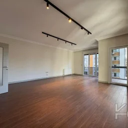 Laci̇vertcadde Göztepe Bahari̇yeli̇ Sokak Ebeveynli̇ Çi̇ft Balkonlu 120m² Net 3+1