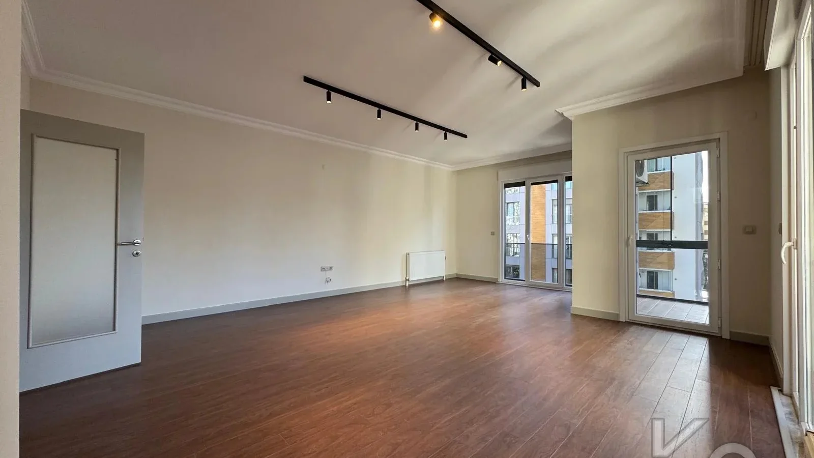Laci̇vertcadde Göztepe Bahari̇yeli̇ Sokak Ebeveynli̇ Çi̇ft Balkonlu 120m² Net 3+1