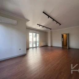 Laci̇vertcadde Göztepe Bahari̇yeli̇ Sokak Ebeveynli̇ Çi̇ft Balkonlu 120m² Net 3+1