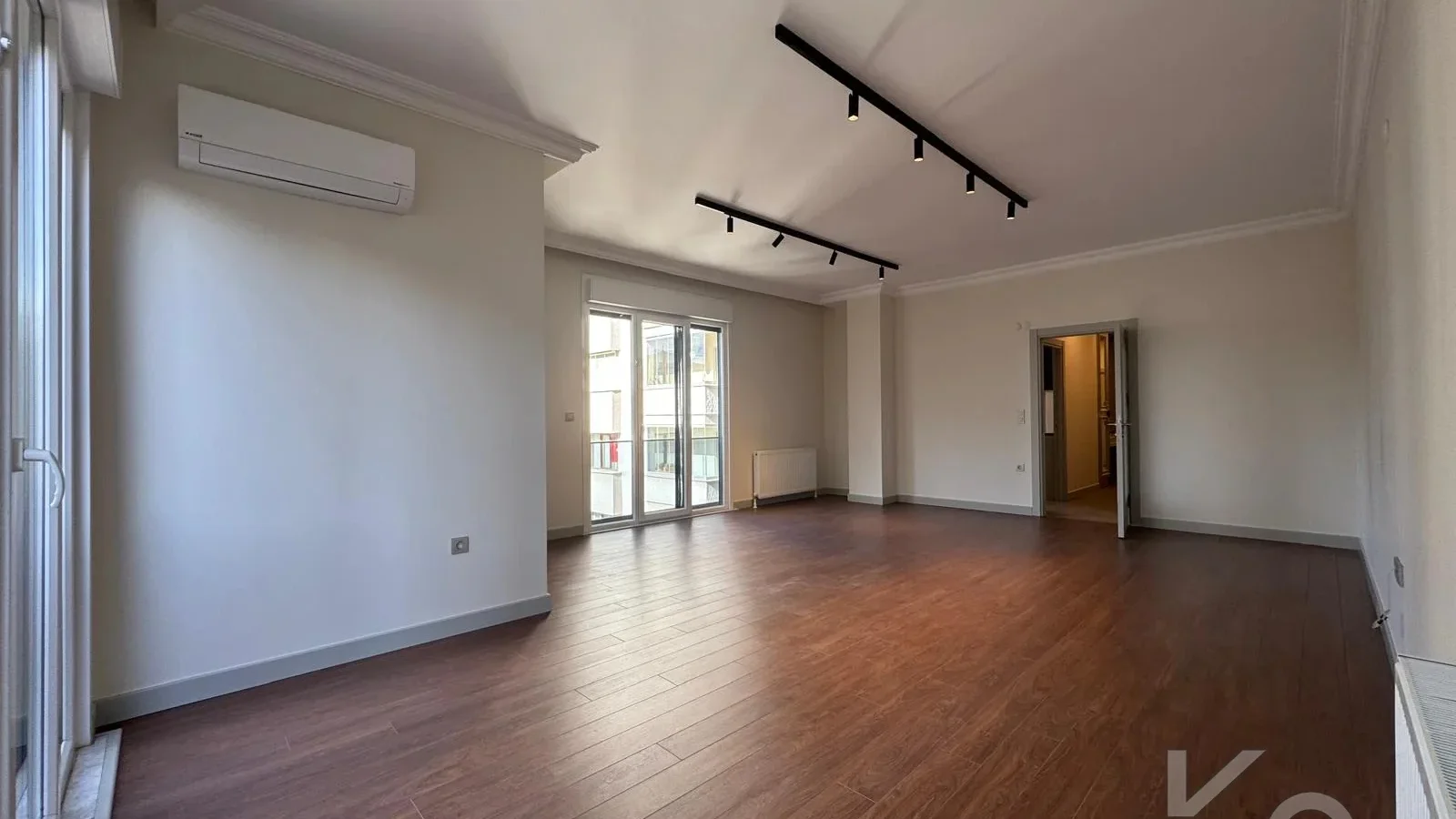 Laci̇vertcadde Göztepe Bahari̇yeli̇ Sokak Ebeveynli̇ Çi̇ft Balkonlu 120m² Net 3+1
