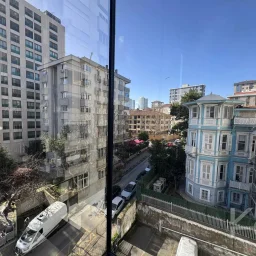 Laci̇vertcadde Göztepe Bahari̇yeli̇ Sokak Ebeveynli̇ Çi̇ft Balkonlu 120m² Net 3+1