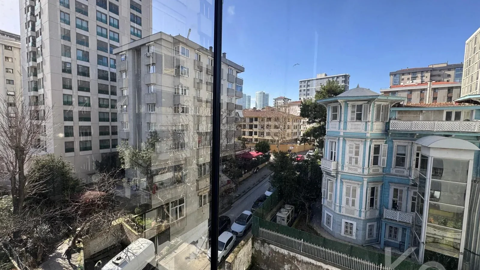 Laci̇vertcadde Göztepe Bahari̇yeli̇ Sokak Ebeveynli̇ Çi̇ft Balkonlu 120m² Net 3+1