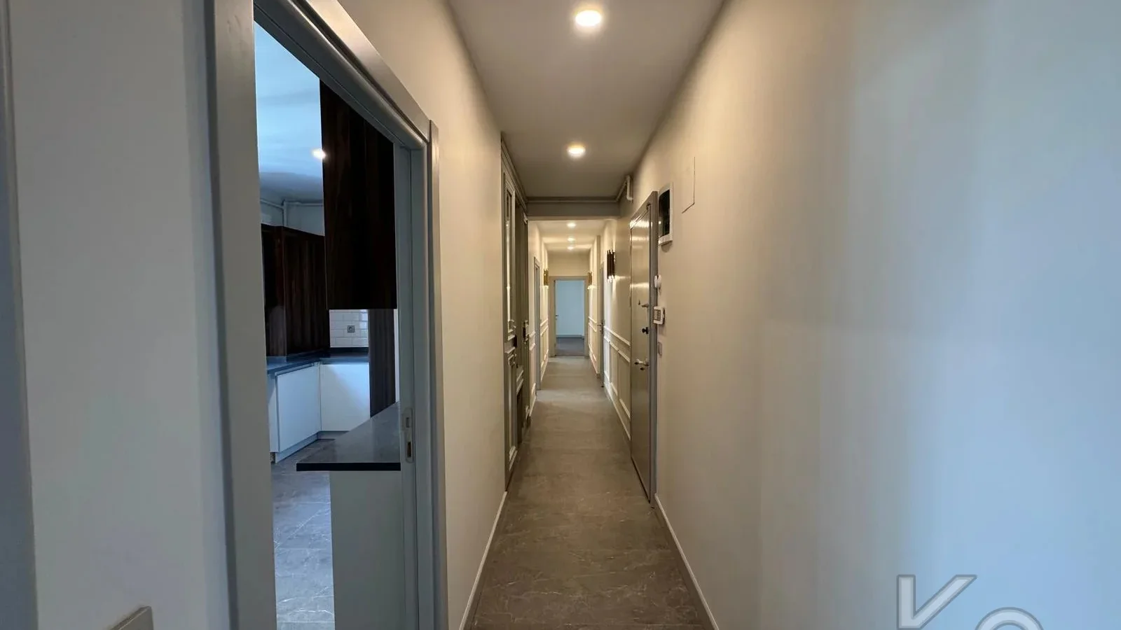 Laci̇vertcadde Göztepe Bahari̇yeli̇ Sokak Ebeveynli̇ Çi̇ft Balkonlu 120m² Net 3+1
