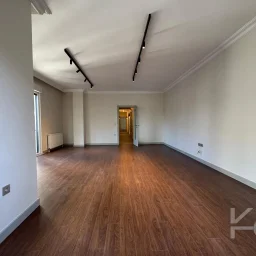 Laci̇vertcadde Göztepe Bahari̇yeli̇ Sokak Ebeveynli̇ Çi̇ft Balkonlu 120m² Net 3+1