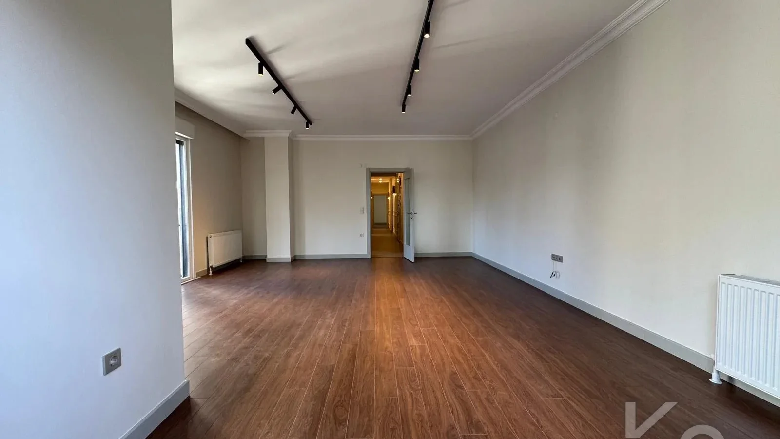 Laci̇vertcadde Göztepe Bahari̇yeli̇ Sokak Ebeveynli̇ Çi̇ft Balkonlu 120m² Net 3+1