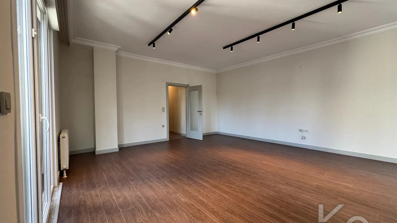 Laci̇vertcadde Göztepe Bahari̇yeli̇ Sokak Ebeveynli̇ Çi̇ft Balkonlu 120m² Net 3+1