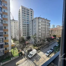 Laci̇vertcadde Göztepe Bahari̇yeli̇ Sokak Ebeveynli̇ Çi̇ft Balkonlu 120m² Net 3+1