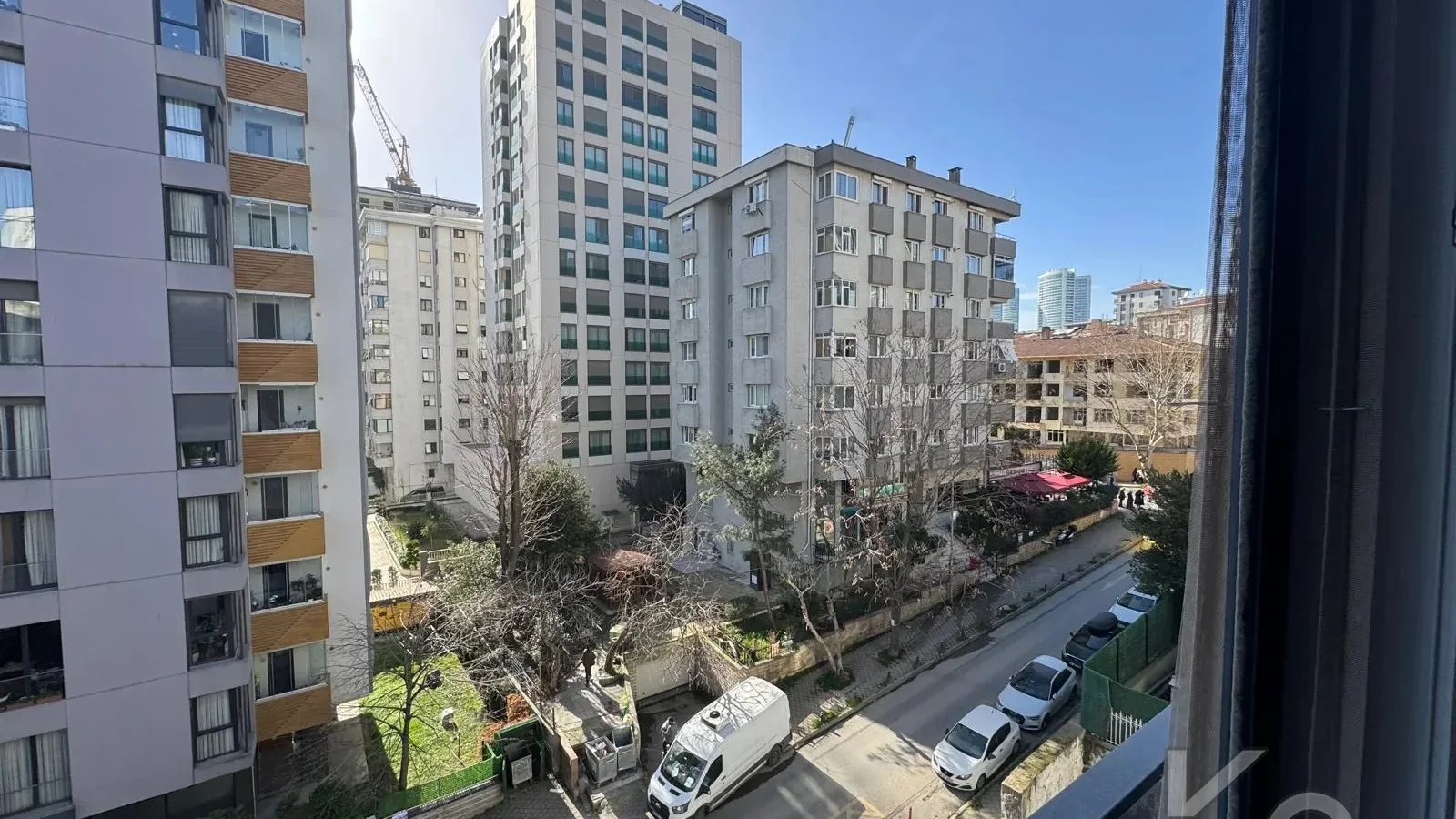 Laci̇vertcadde Göztepe Bahari̇yeli̇ Sokak Ebeveynli̇ Çi̇ft Balkonlu 120m² Net 3+1