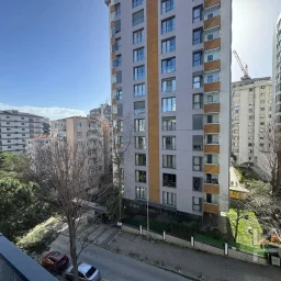 Laci̇vertcadde Göztepe Bahari̇yeli̇ Sokak Ebeveynli̇ Çi̇ft Balkonlu 120m² Net 3+1