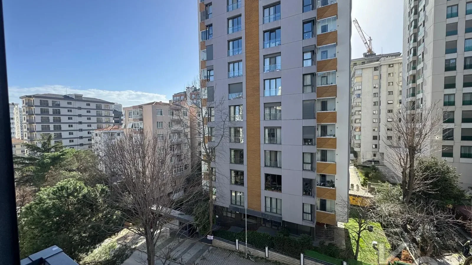 Laci̇vertcadde Göztepe Bahari̇yeli̇ Sokak Ebeveynli̇ Çi̇ft Balkonlu 120m² Net 3+1