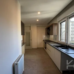 Laci̇vertcadde Göztepe Bahari̇yeli̇ Sokak Ebeveynli̇ Çi̇ft Balkonlu 120m² Net 3+1