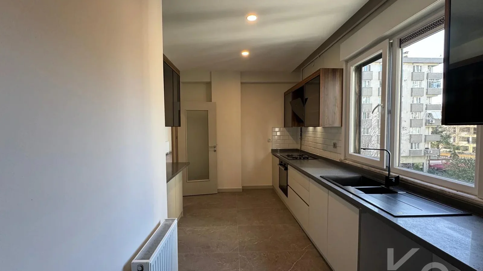 Laci̇vertcadde Göztepe Bahari̇yeli̇ Sokak Ebeveynli̇ Çi̇ft Balkonlu 120m² Net 3+1