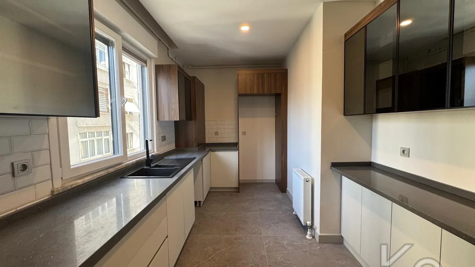 Laci̇vertcadde Göztepe Bahari̇yeli̇ Sokak Ebeveynli̇ Çi̇ft Balkonlu 120m² Net 3+1
