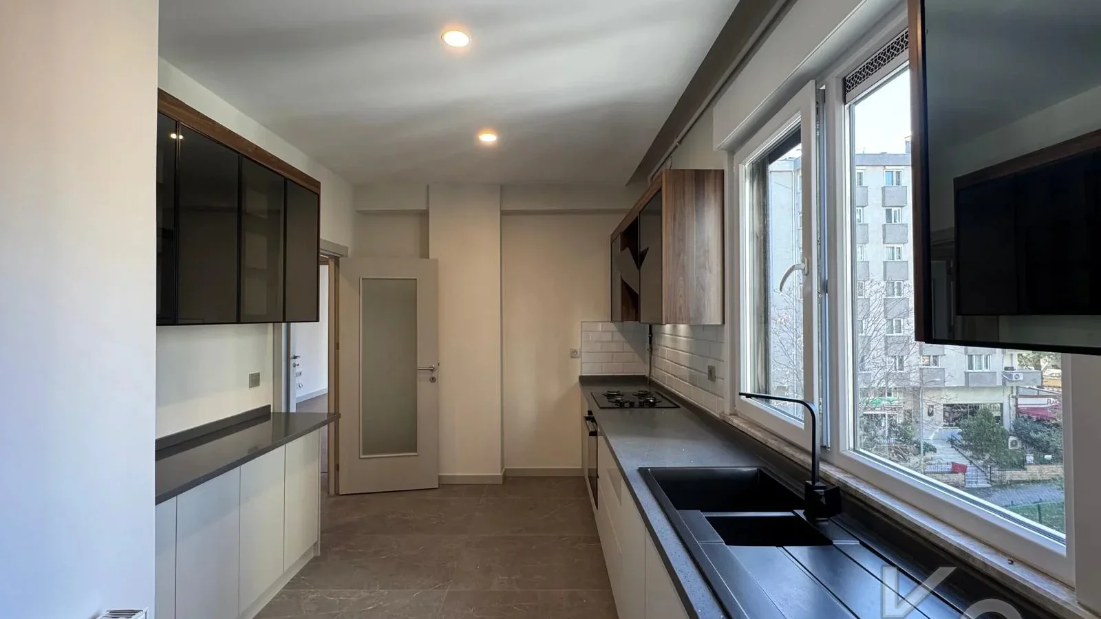 Laci̇vertcadde Göztepe Bahari̇yeli̇ Sokak Ebeveynli̇ Çi̇ft Balkonlu 120m² Net 3+1
