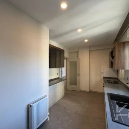 Laci̇vertcadde Göztepe Bahari̇yeli̇ Sokak Ebeveynli̇ Çi̇ft Balkonlu 120m² Net 3+1