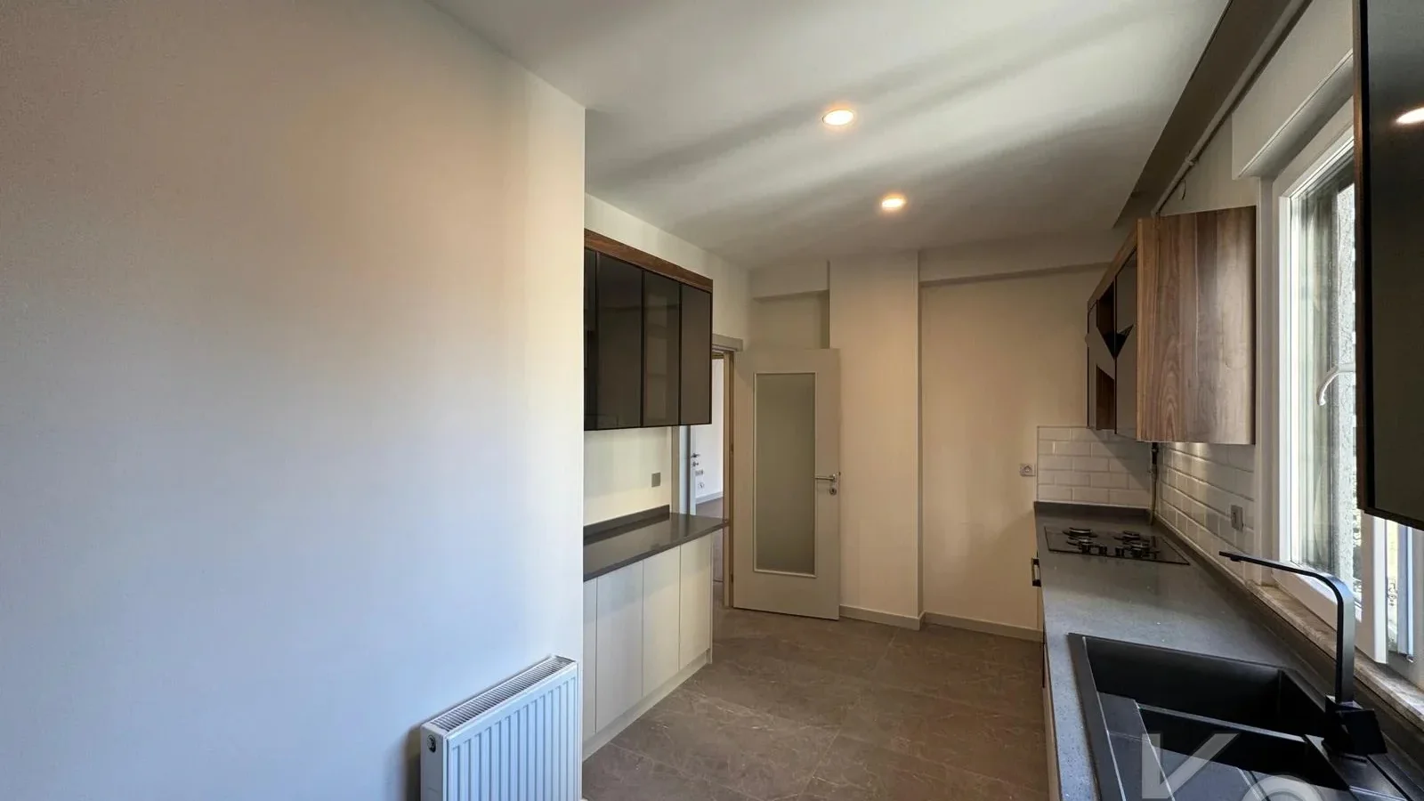 Laci̇vertcadde Göztepe Bahari̇yeli̇ Sokak Ebeveynli̇ Çi̇ft Balkonlu 120m² Net 3+1