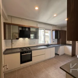 Laci̇vertcadde Göztepe Bahari̇yeli̇ Sokak Ebeveynli̇ Çi̇ft Balkonlu 120m² Net 3+1
