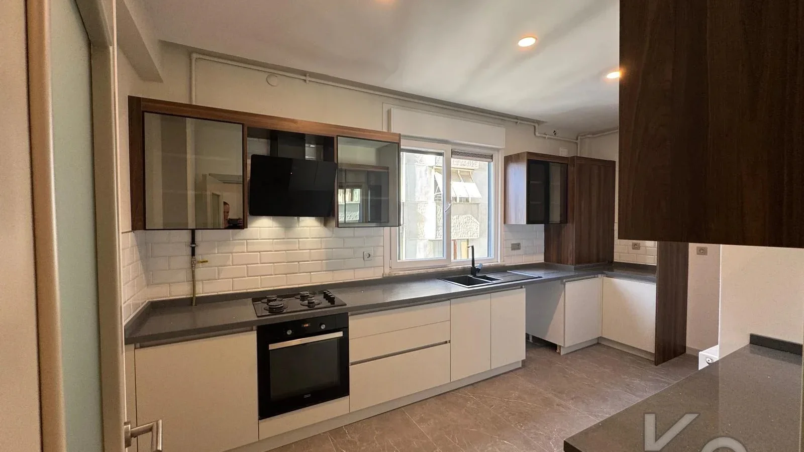 Laci̇vertcadde Göztepe Bahari̇yeli̇ Sokak Ebeveynli̇ Çi̇ft Balkonlu 120m² Net 3+1