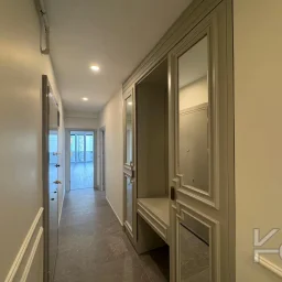 Laci̇vertcadde Göztepe Bahari̇yeli̇ Sokak Ebeveynli̇ Çi̇ft Balkonlu 120m² Net 3+1