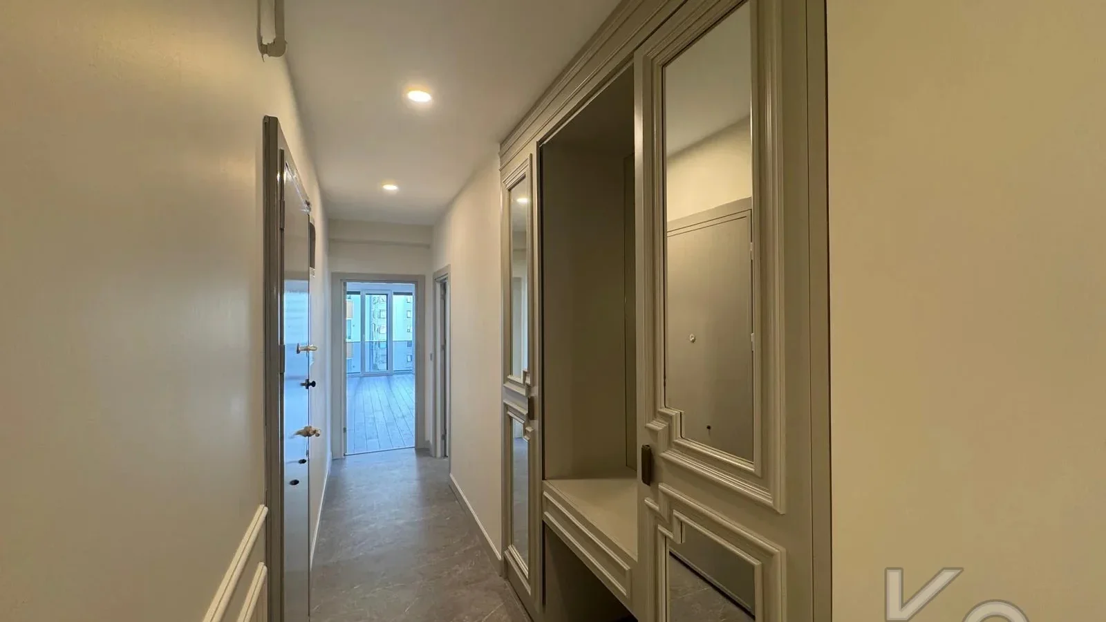 Laci̇vertcadde Göztepe Bahari̇yeli̇ Sokak Ebeveynli̇ Çi̇ft Balkonlu 120m² Net 3+1