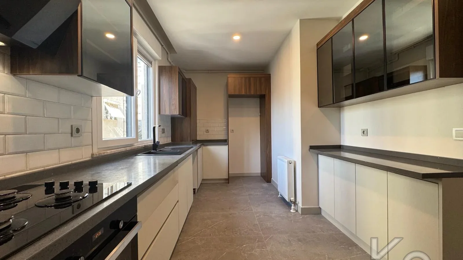 Laci̇vertcadde Göztepe Bahari̇yeli̇ Sokak Ebeveynli̇ Çi̇ft Balkonlu 120m² Net 3+1