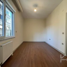 Laci̇vertcadde Göztepe Bahari̇yeli̇ Sokak Ebeveynli̇ Çi̇ft Balkonlu 120m² Net 3+1