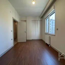 Laci̇vertcadde Göztepe Bahari̇yeli̇ Sokak Ebeveynli̇ Çi̇ft Balkonlu 120m² Net 3+1